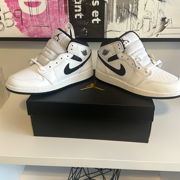 Nike Air Jordan 1 Mid (GS) White & Black- Size 6.5Y (8.5Y) - Picture 5 of 7